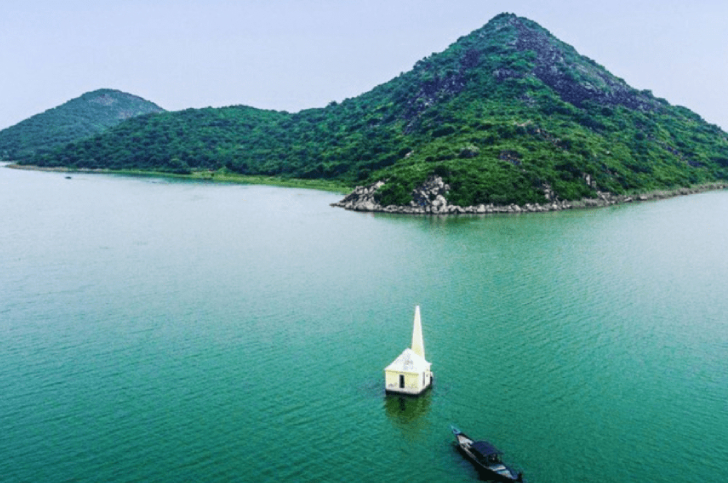 Scooty rent for Chilika Lake Satapada – comfortable scooty rental for scenic lake travel